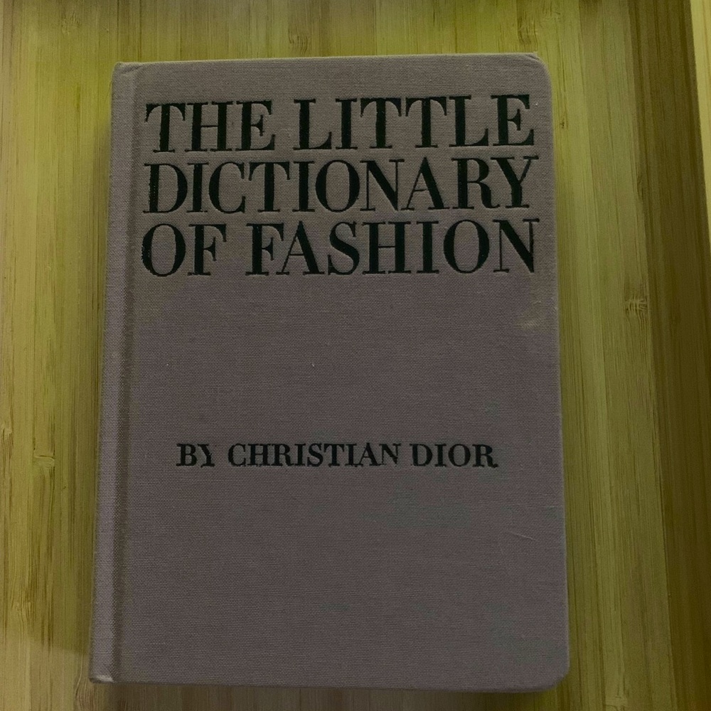 BOOK:
THE LITTLE DICTIONARY OF FASHION
AUTHOR: CHRISTIAN DIOR (HARDCOVER)